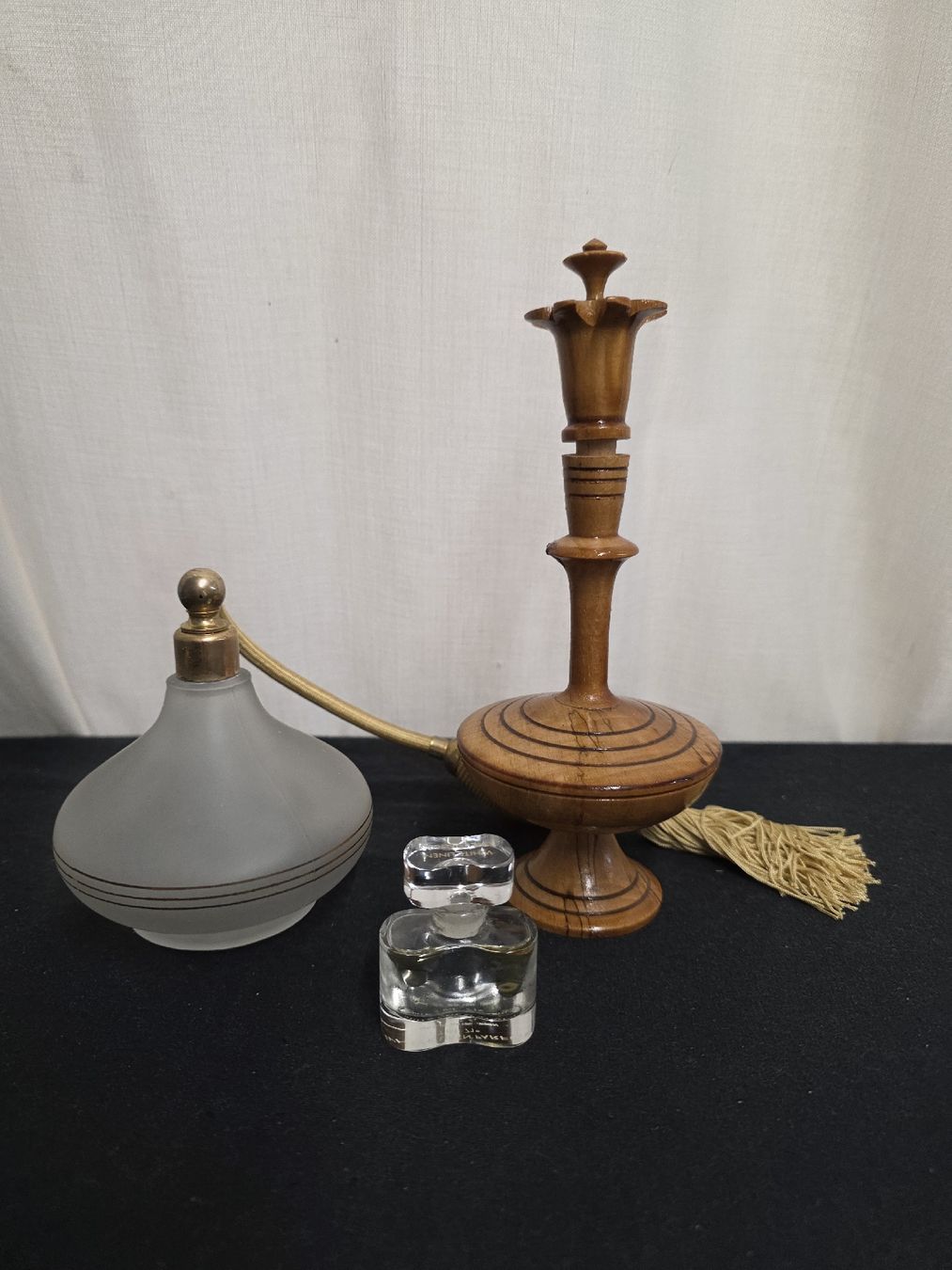 Flaconi: 3 Parfum Zerstäuber Glas Matt Holz Halterung Set gebraucht – Usato da Wolfertswil venduto da Antiko