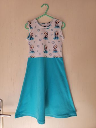 selbstgenähtes Elsakleid Gr. 116/122