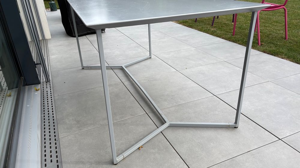 Table de jardin en métal gris, bon état, design épuré (Gebraucht) in ...