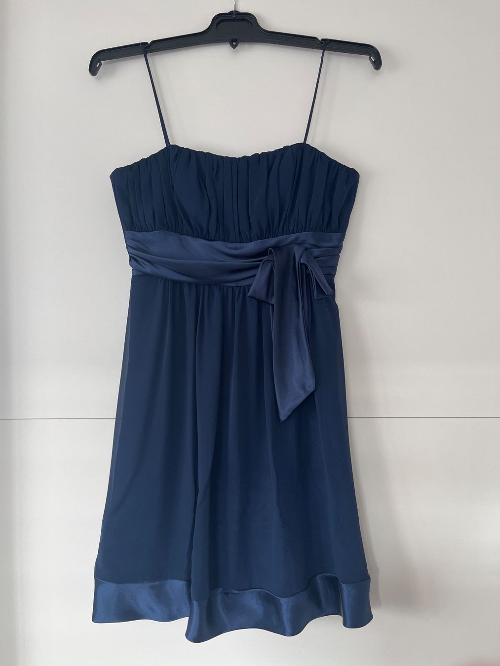 Kleider: Elegantes, dunkles Kleid mit Schleife, Grösse 36 – Gebraucht aus Abtwil SG von Isi1