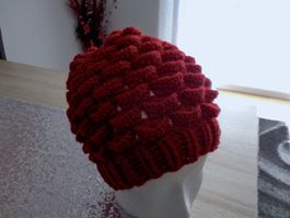 MÜTZE IN 3D ROT GEHÄKELT