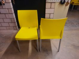 Pedrani Stühle rot, gelb, orange