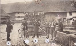 Nürensdorf (Zch.) Handwerker beim Dorfbrunnen.
