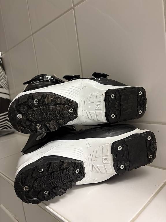 Salomon Scarpe da donna: Chaussures de ski Salomon taille 24 – Usato da Martigny venduto da jcj_j2fb 4