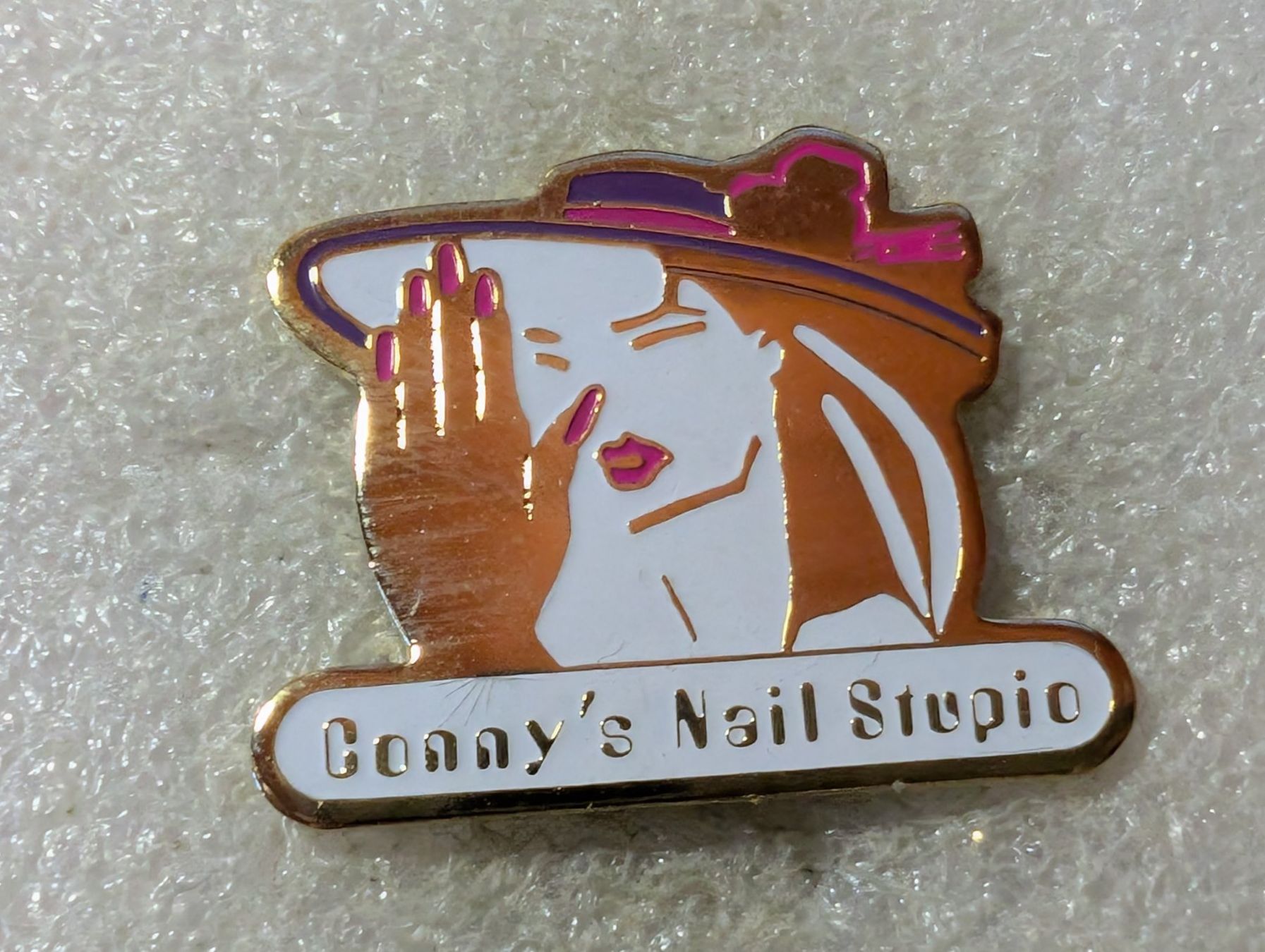Placchette & Badge: Ansteckpin 128: Conny's Nail Studio – Usato da Oppligen venduto da Pin-Fall-Shop