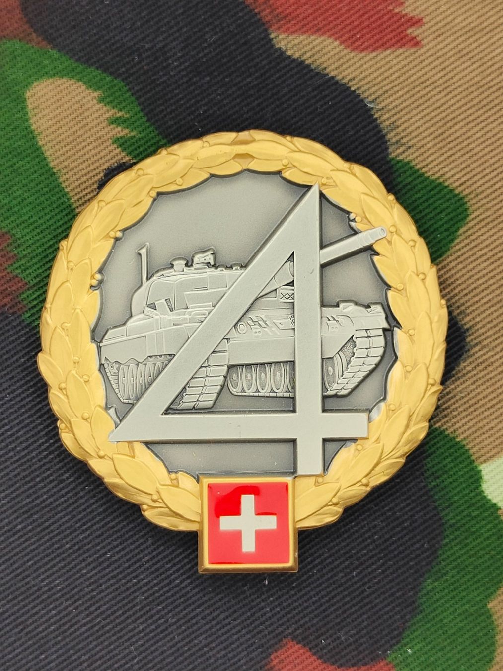Schweizer Armee Uniformi: Béretemblem Panzerbrigade 4 Goldkranz – Usato da Bauma venduto da SwissMilitaria