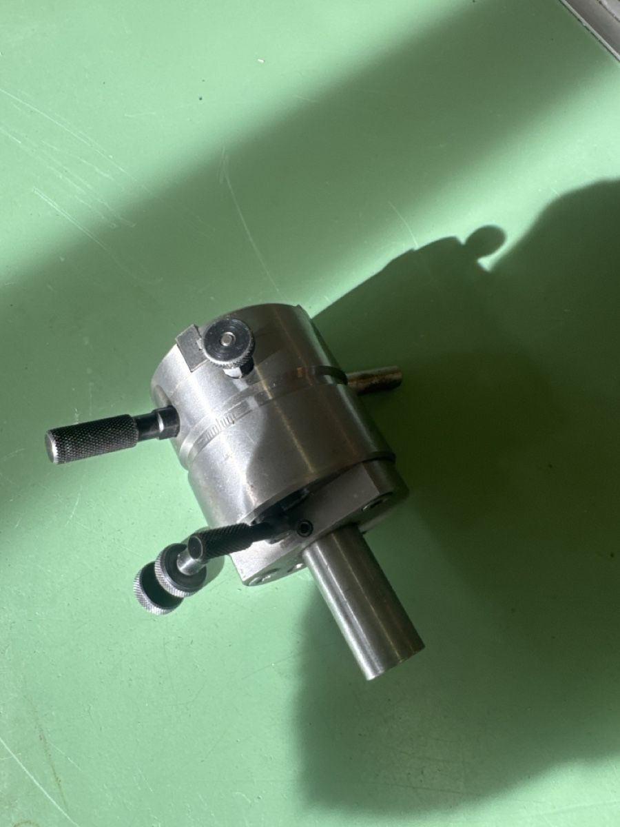 Altro per industria metallurgica: Dispositif de filetage – Usato da Aarberg venduto da SNMachines 3