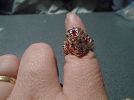 Ring Size 8, Maske, rosegoldfarbig, rote/schwarze Steinchen
