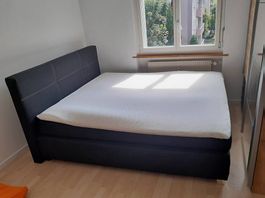 Bett + zwei Beistellmöbeln
