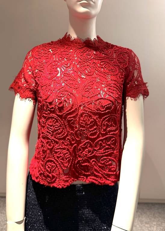 Tops: Chic pull rouge en dentelles 36  – D'occasion à Genève par flocon06