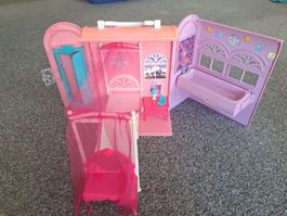 Alter Barbie Koffer zum Aufklappen.