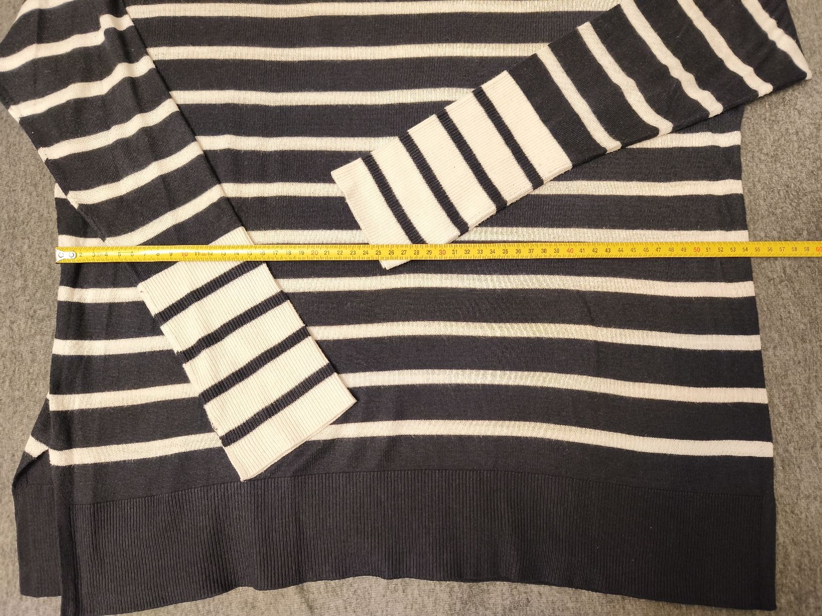 Mango Top: Pull Mango Basics rayé noir/blanc, taille M – Usato da Genève venduto da lnicoGE 1