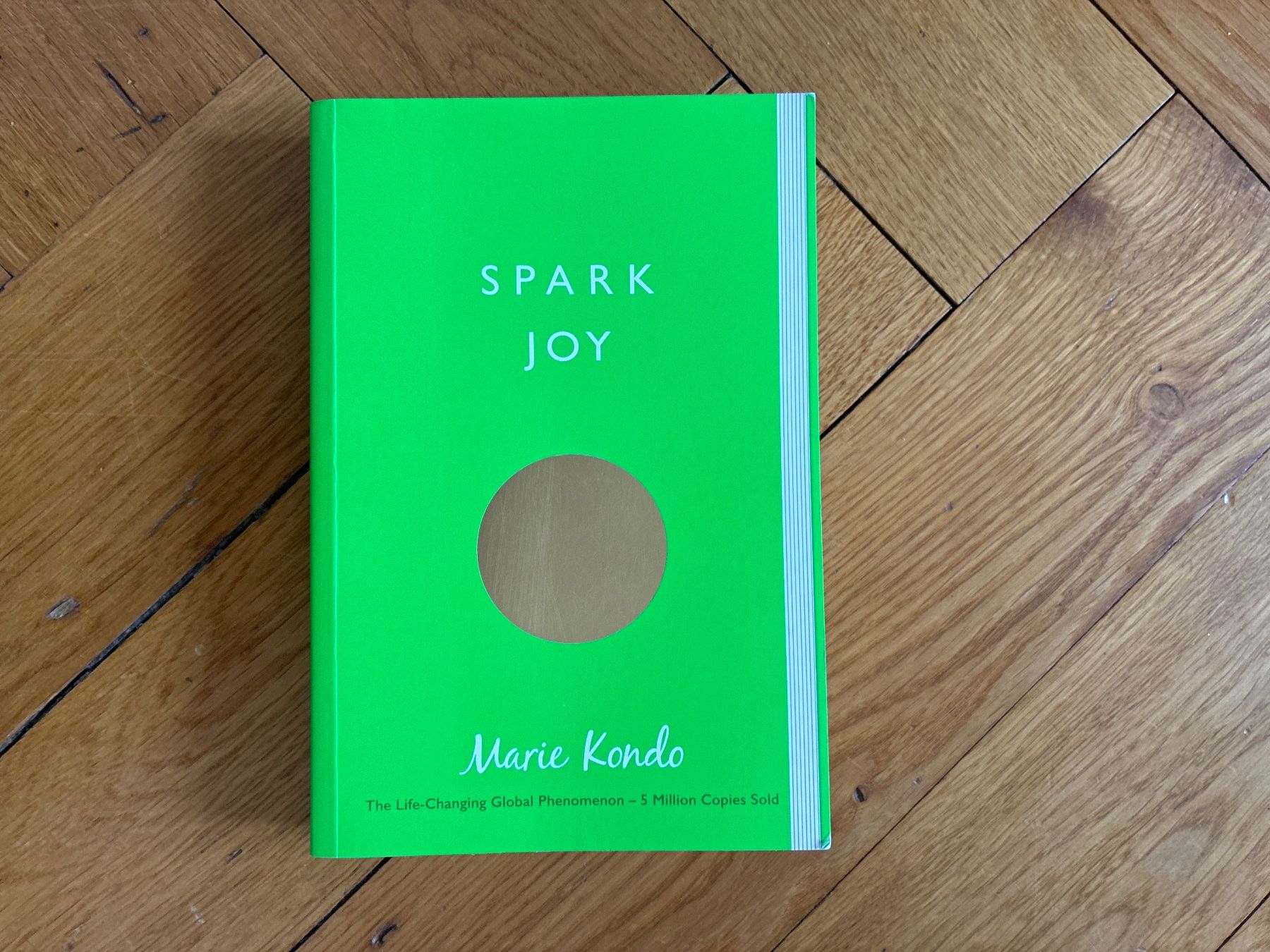 Libri: Spark Joy Marie Kondo (Englisch) – Usato da Zollikon venduto da mythenschloss