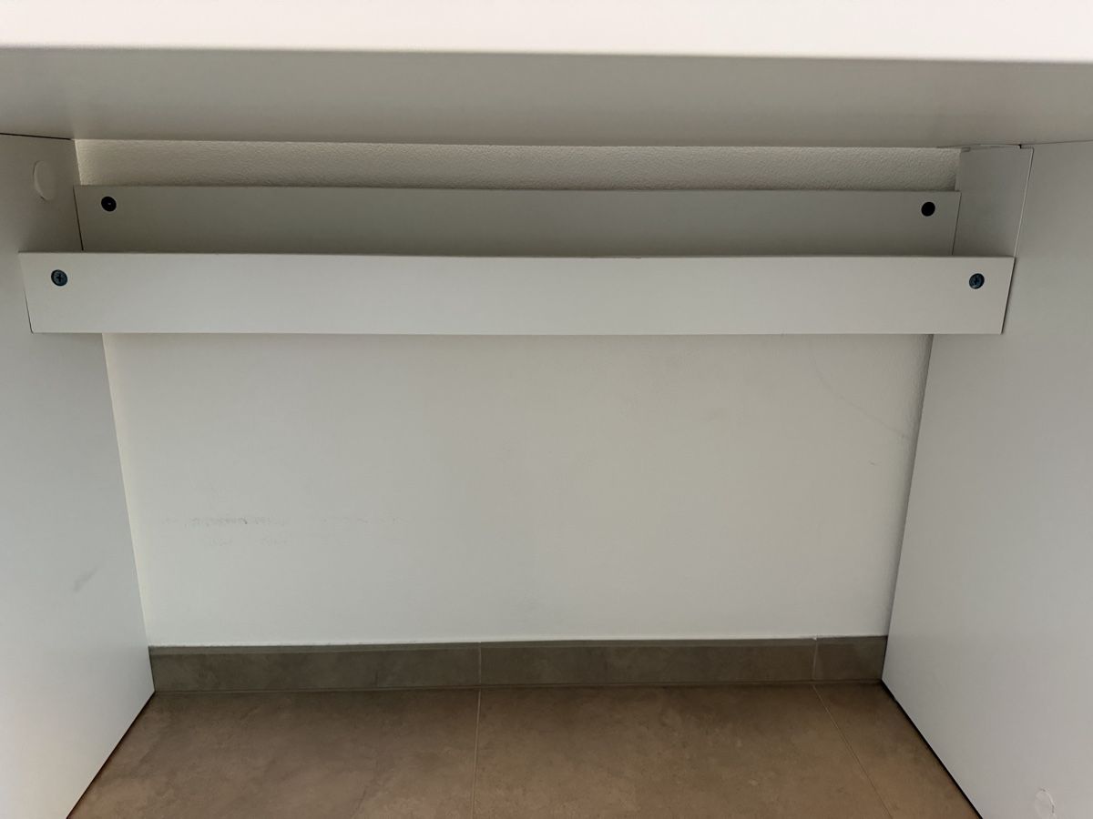 Schreibtische: weißer Schreibtisch mit Schubladen – Gebraucht aus Neuhaus SG von cynlo 1