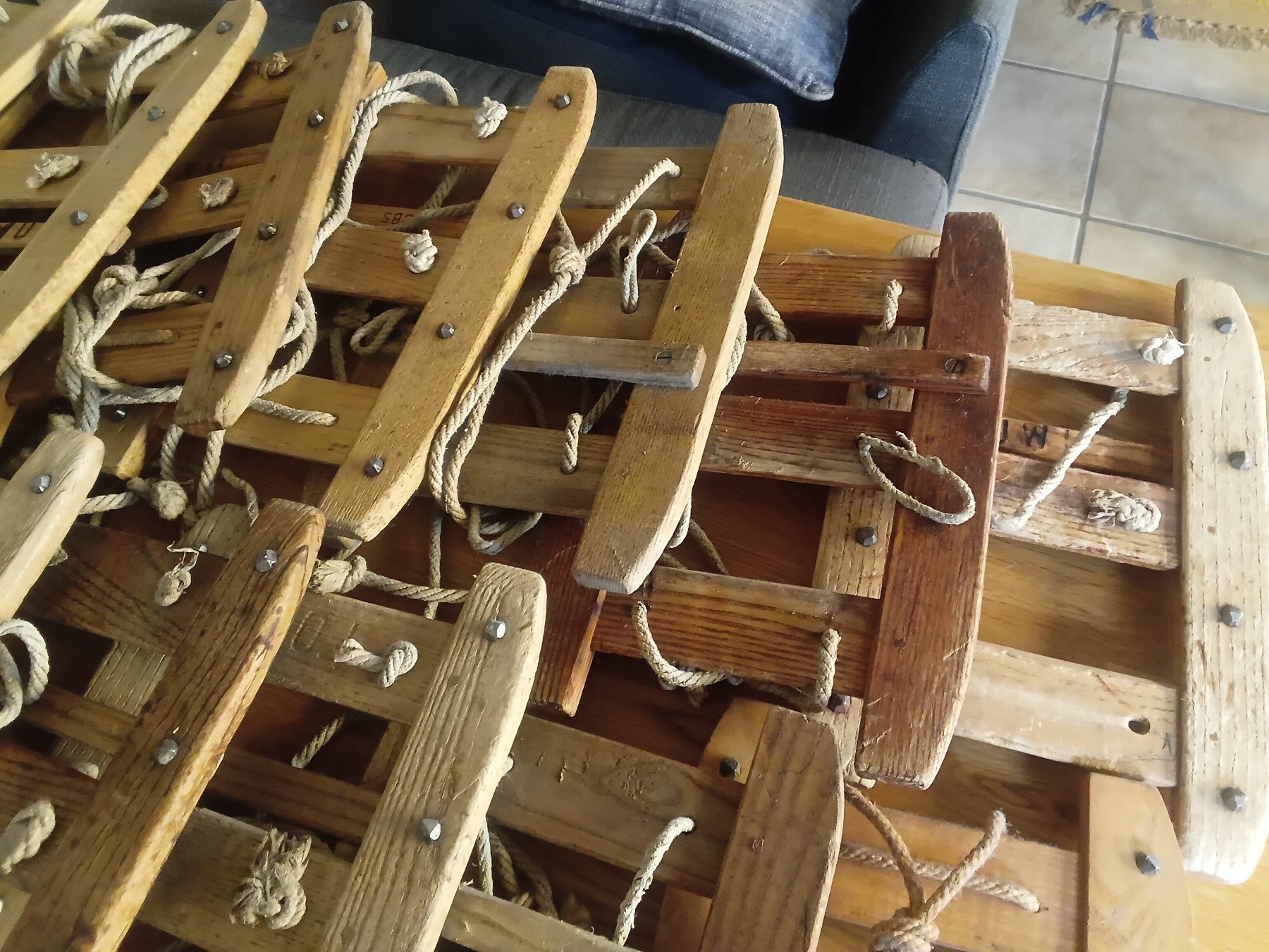 Articoli in legno: 22 Schneebretter CH Armee (einige davon ohne Seil) – Usato da Riniken venduto da Kandergrund86 2