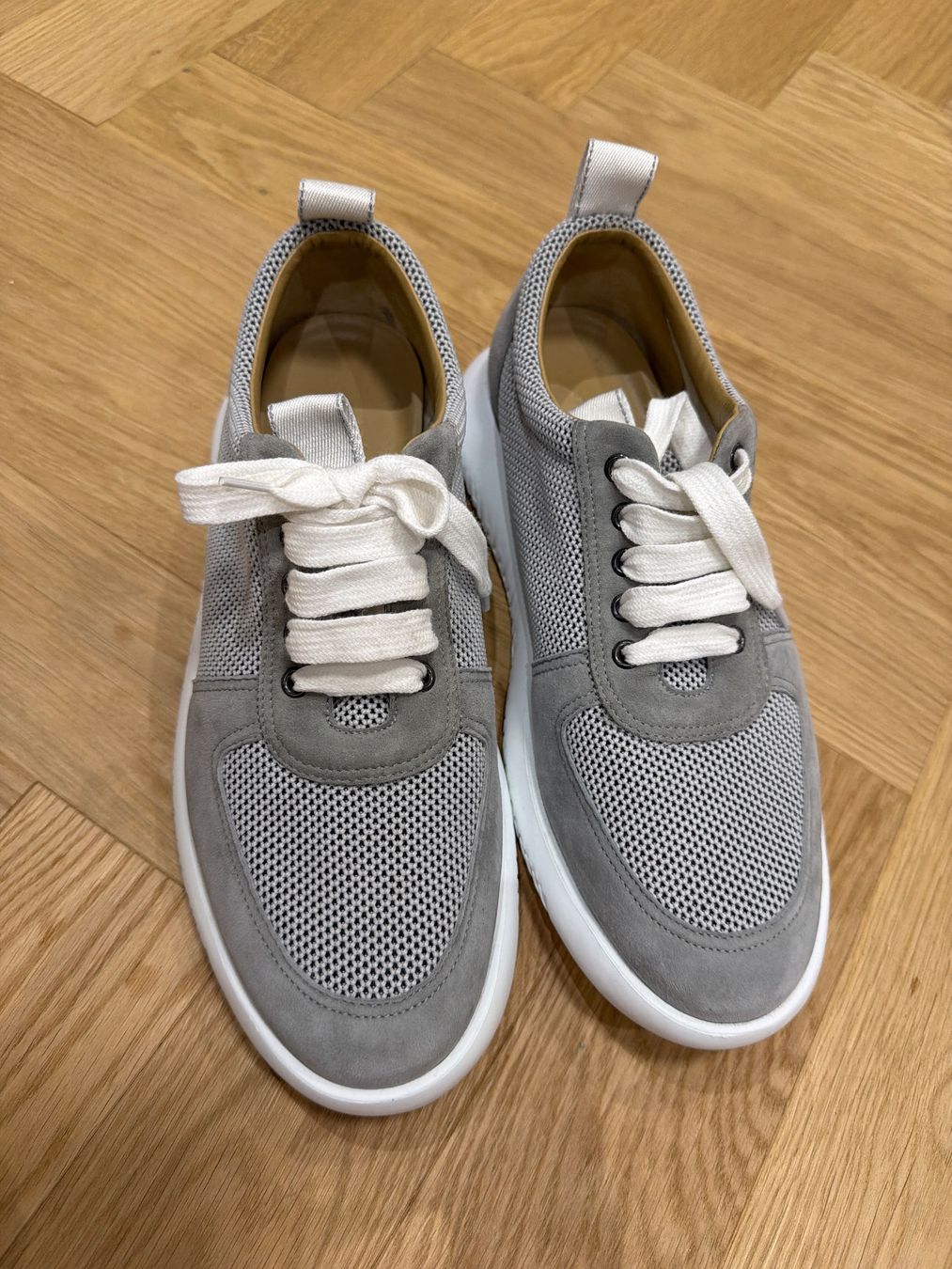 Hermès Scarpe da uomo: Hermes Sneaker Grau Leder Mesh Grösse 42 – Usato da Roggwil TG venduto da est_r5x7 1