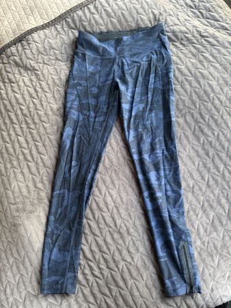 Damen Leggings mit Tarnmuster blau Camouflage DKNY