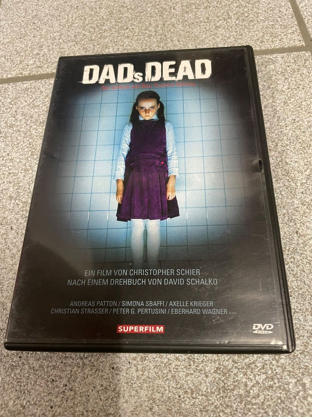 Tutti i DVDs: Dads dead [DVD] – Usato da Eschen venduto da 33shaggy33
