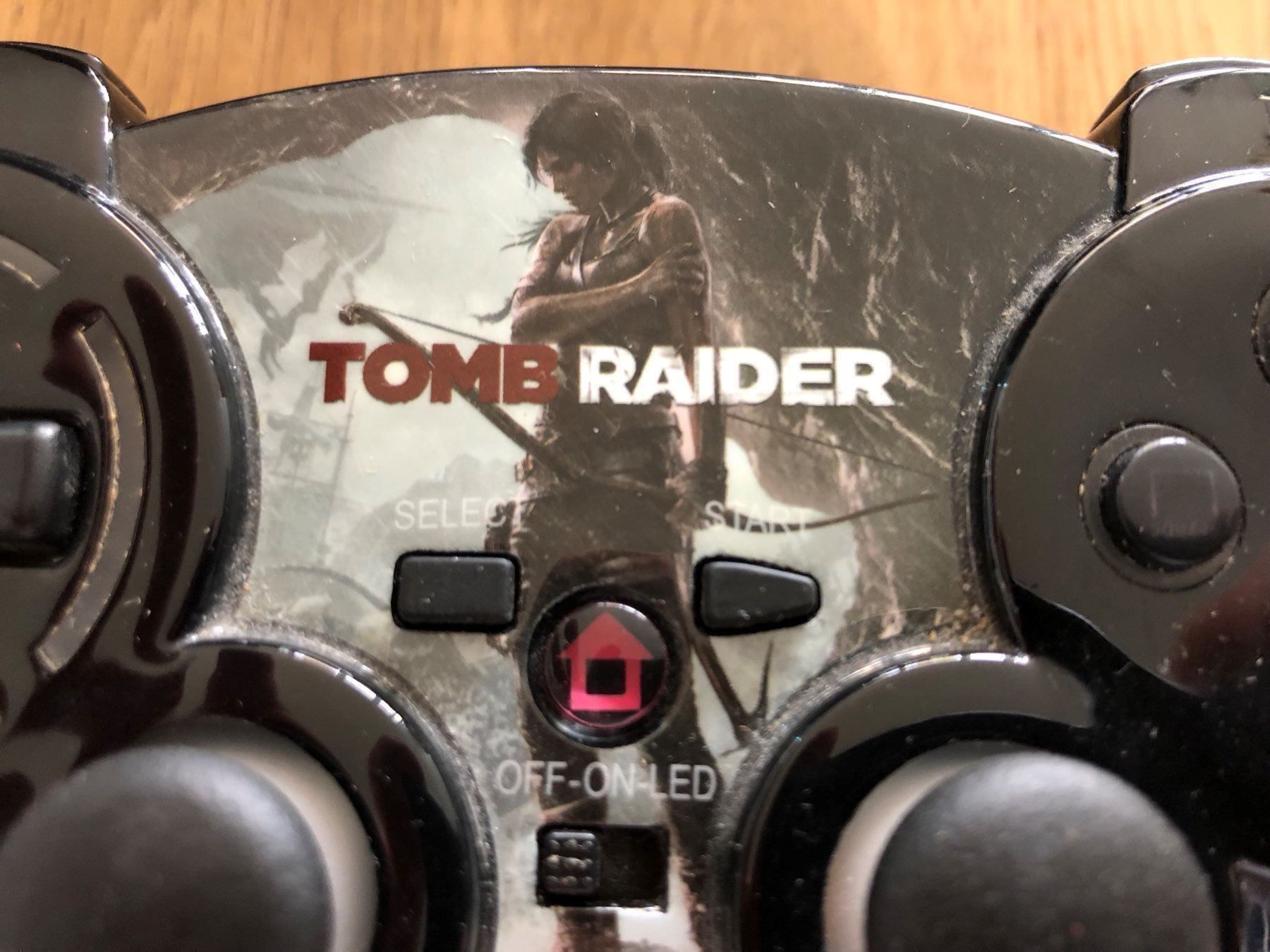 Controller: PS3 Controller Tomb Raider – Gebraucht aus Kestenholz von Inna09 1