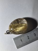 Gold Rutilquarz Anhänger, Schmuck mit goldenen Nadeln.