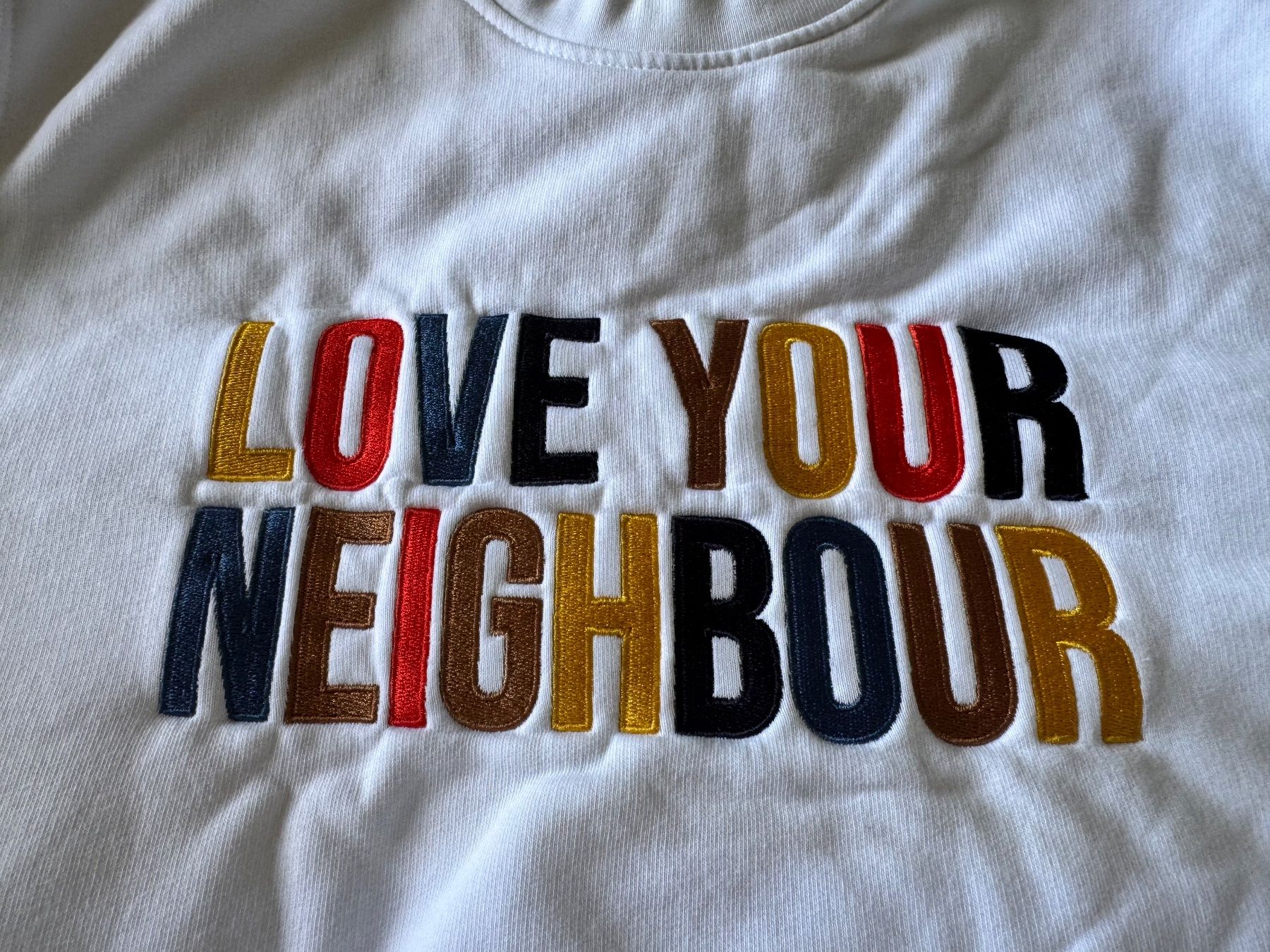 Maglioni & Felpe: Weisser Pullover "LOVE YOUR NEIGHBOUR" Grösse M – Nuovo (secondo la descrizione) da St. Gallen venduto da nikolasbong 1
