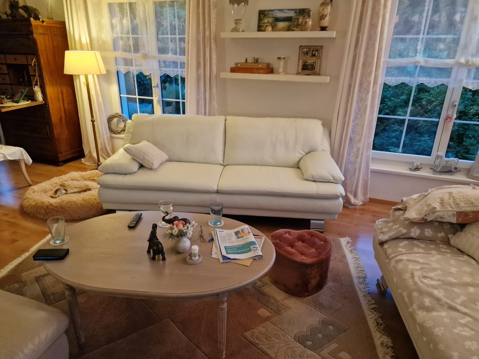 Sofas: Gut erhaltene Ledercouch, weiss, super bequem! – Gebraucht aus Gossau ZH von CR9 6