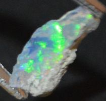 Edelstein L-7644 – Äthiopischer Opal roh 21x8mm 3.40 Karat