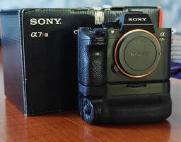 Sony Alpha A7Riii inkl. Batteriegriff & 2 Akkus