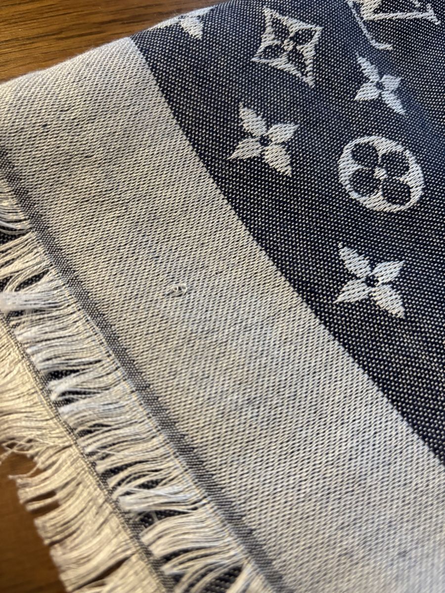 Louis Vuitton Foulard & Sciarpe: Louis Vuitton - Monogram Classic Tuch – Usato da Zürich venduto da FedeSara 2