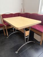 Eckbank mit Tisch und 2 Stühlen