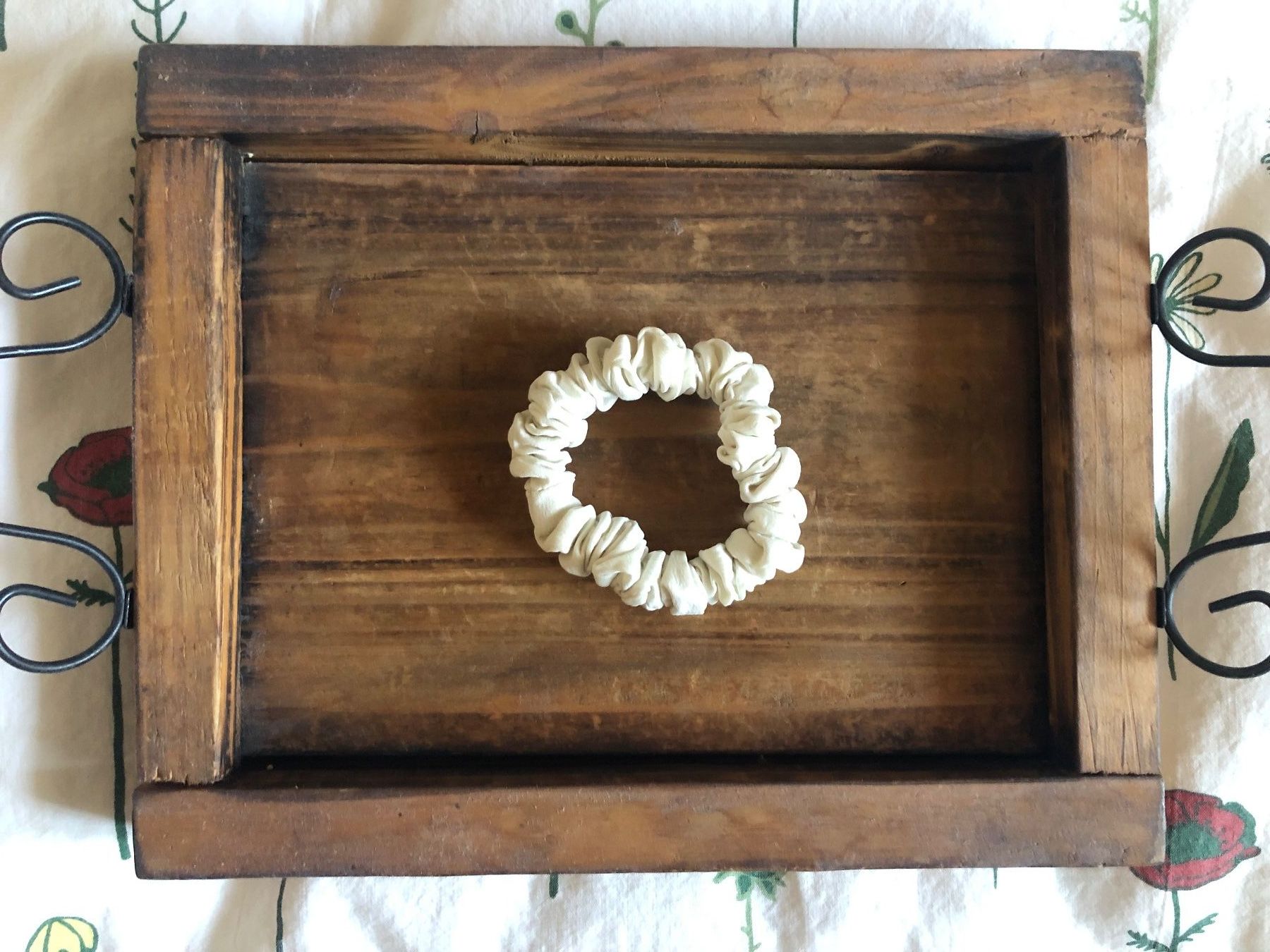 Accessori per capelli: Chouchou en 100% soie crème Scrunchie – Usato da St-Aubin FR venduto da Tiweety