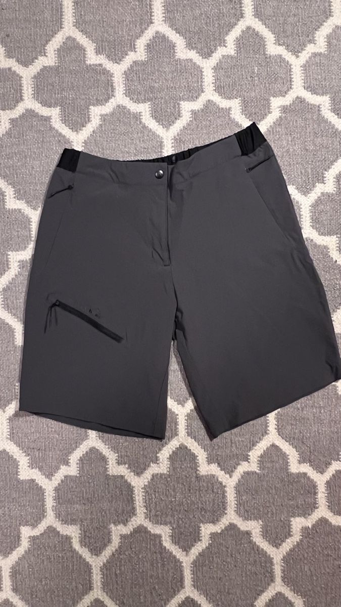 Decathlon Hosen: Kurze Hose M – Gebraucht aus Langenthal von Yana.Chaika