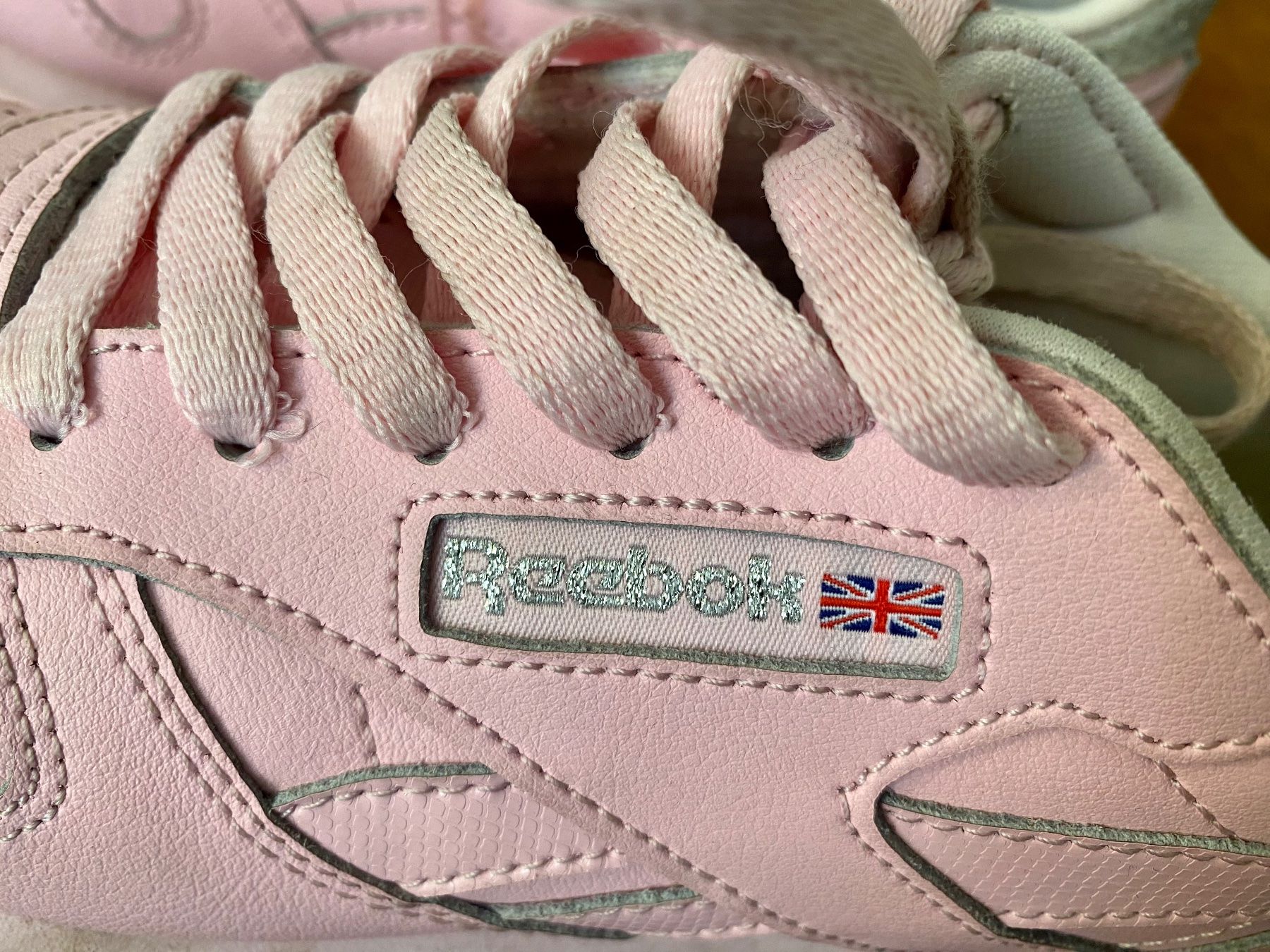 Reebok Scarpe per ragazze: Super schöne Reebok Turnschuhe Grösse 35 – Usato da Fehraltorf venduto da Marlene4 2