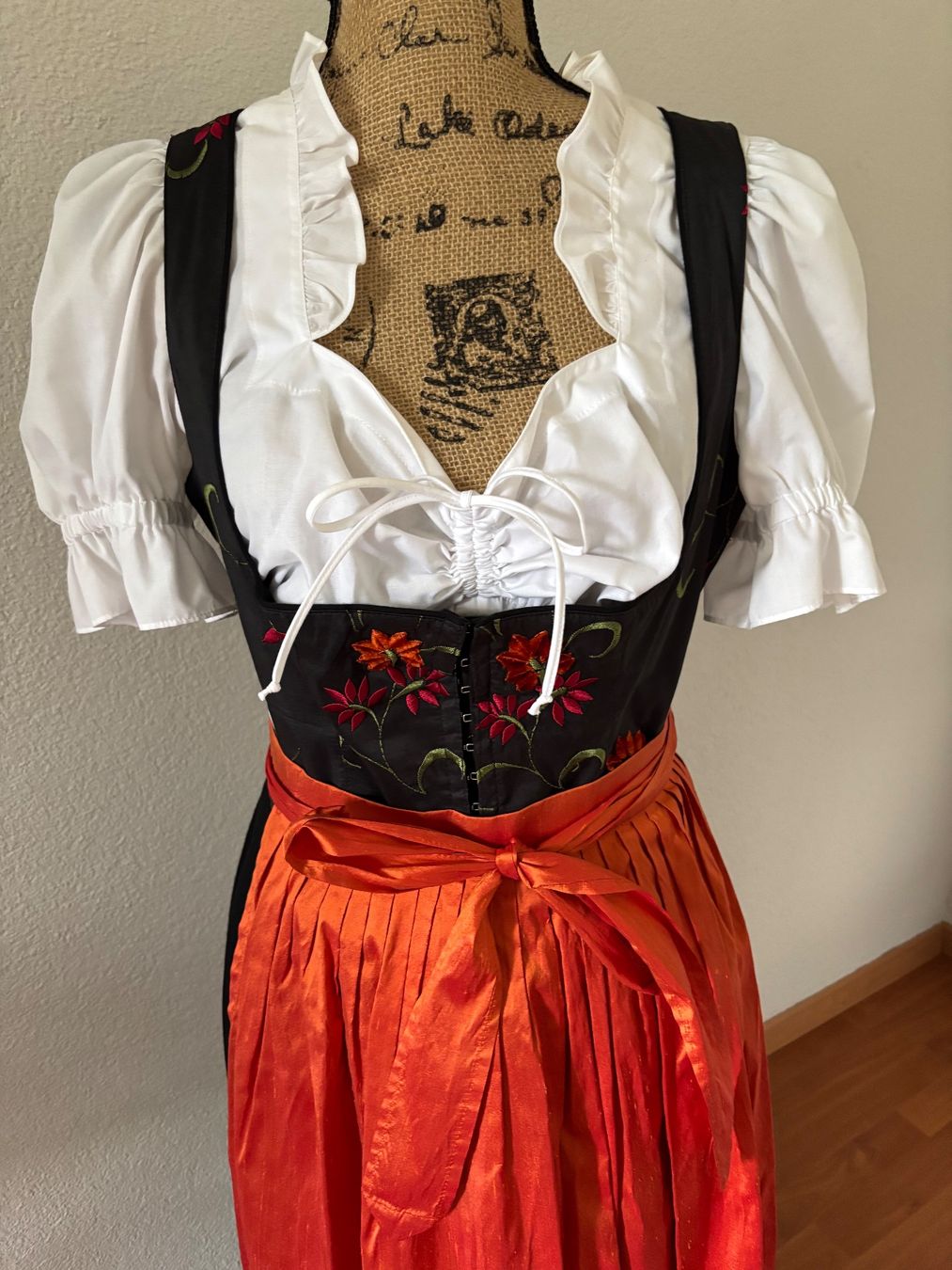 Vestiti: Dirndl Berwin & Wolff 40 Mit Schürze aus Seide und Bluse – Usato da Balsthal venduto da Uroby 1