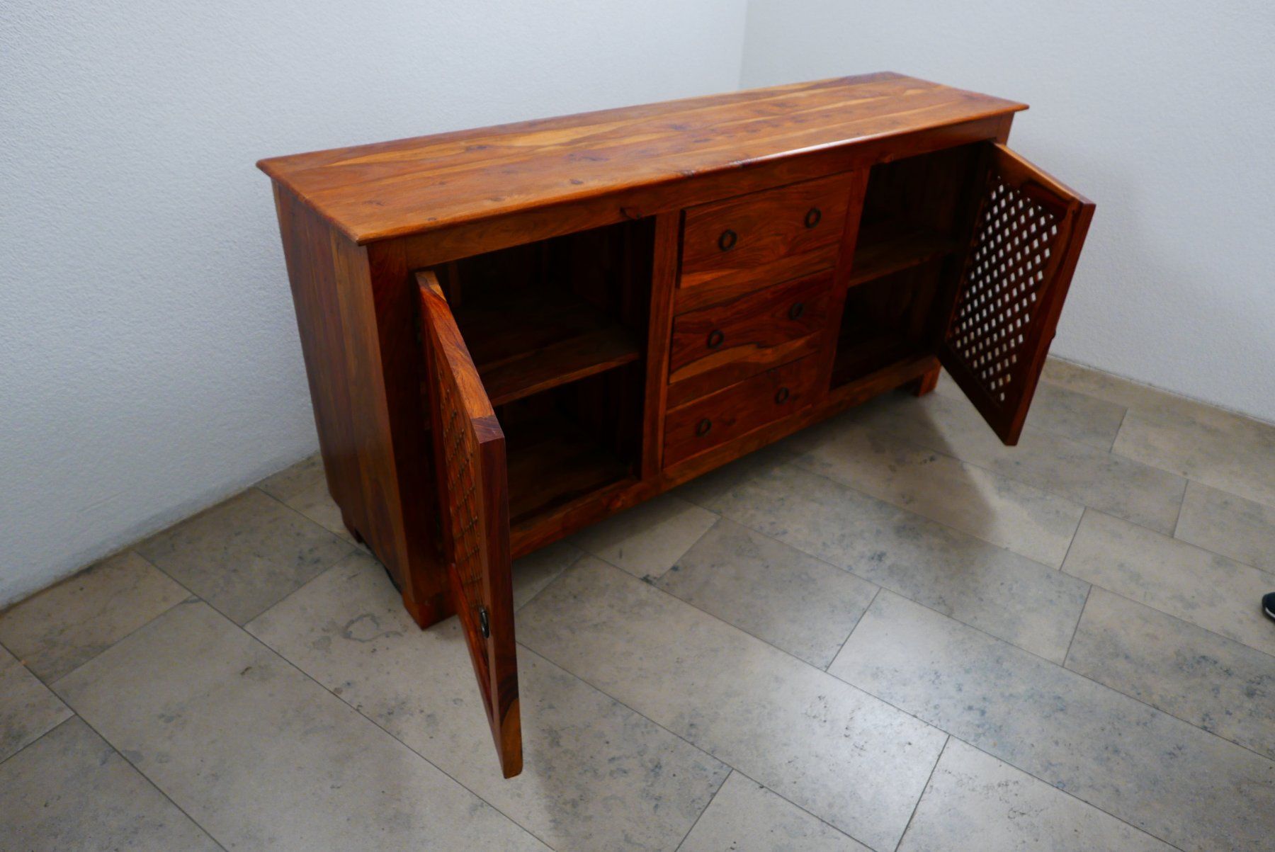 Cassettiere: Wunderschönes massives Sideboard HE009 – Usato da Aesch BL venduto da Zeitstuecke 2