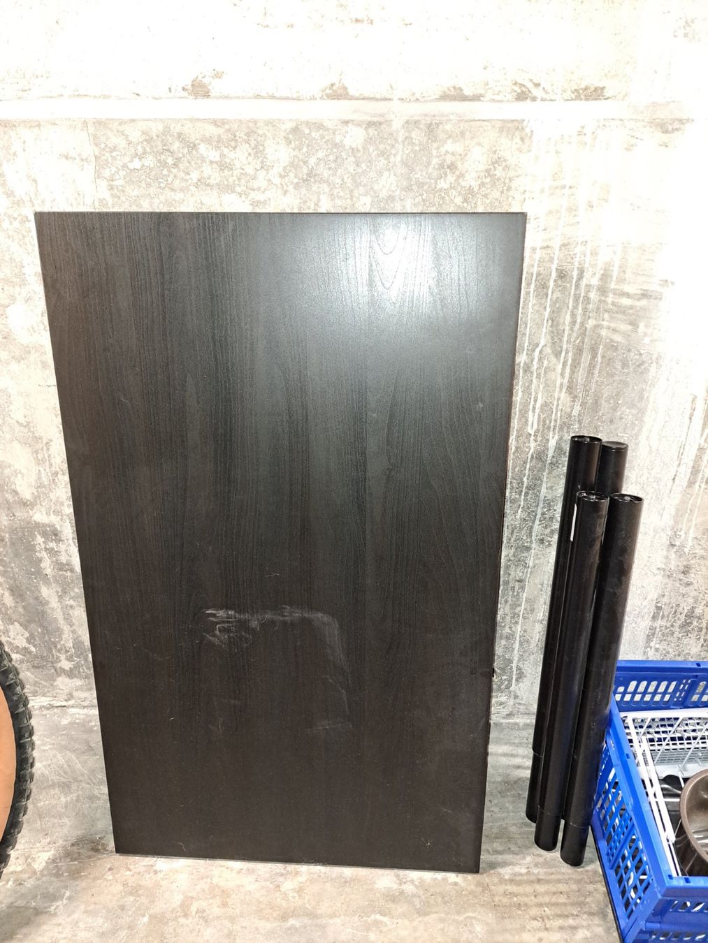 Ikea Scrivanie: Tisch mit verstellbar beine. – Usato da Luzern venduto da vik_b9fd