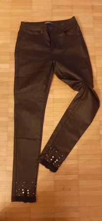 Chicoree Kunstlederhose Gr. 34 mit Verzierungen am Saum