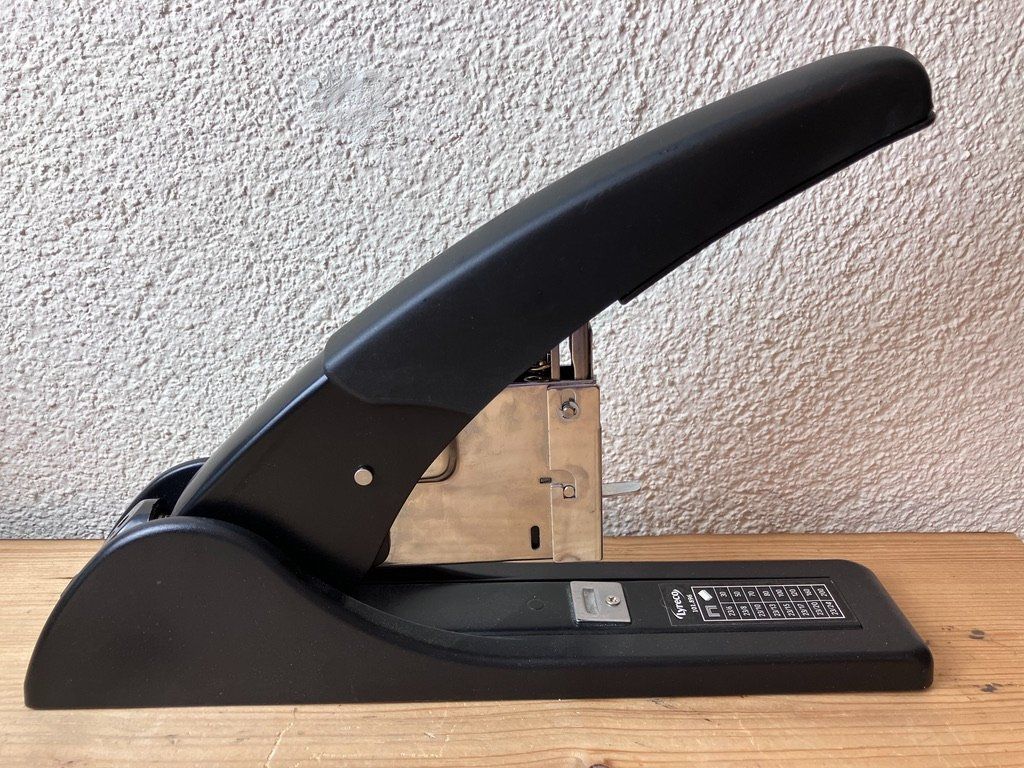 Leitz Tutti gli attrezzi: Locher Leitz 5180 & Stapler Lyreco HD200 – Usato da Fislisbach venduto da Promo 7