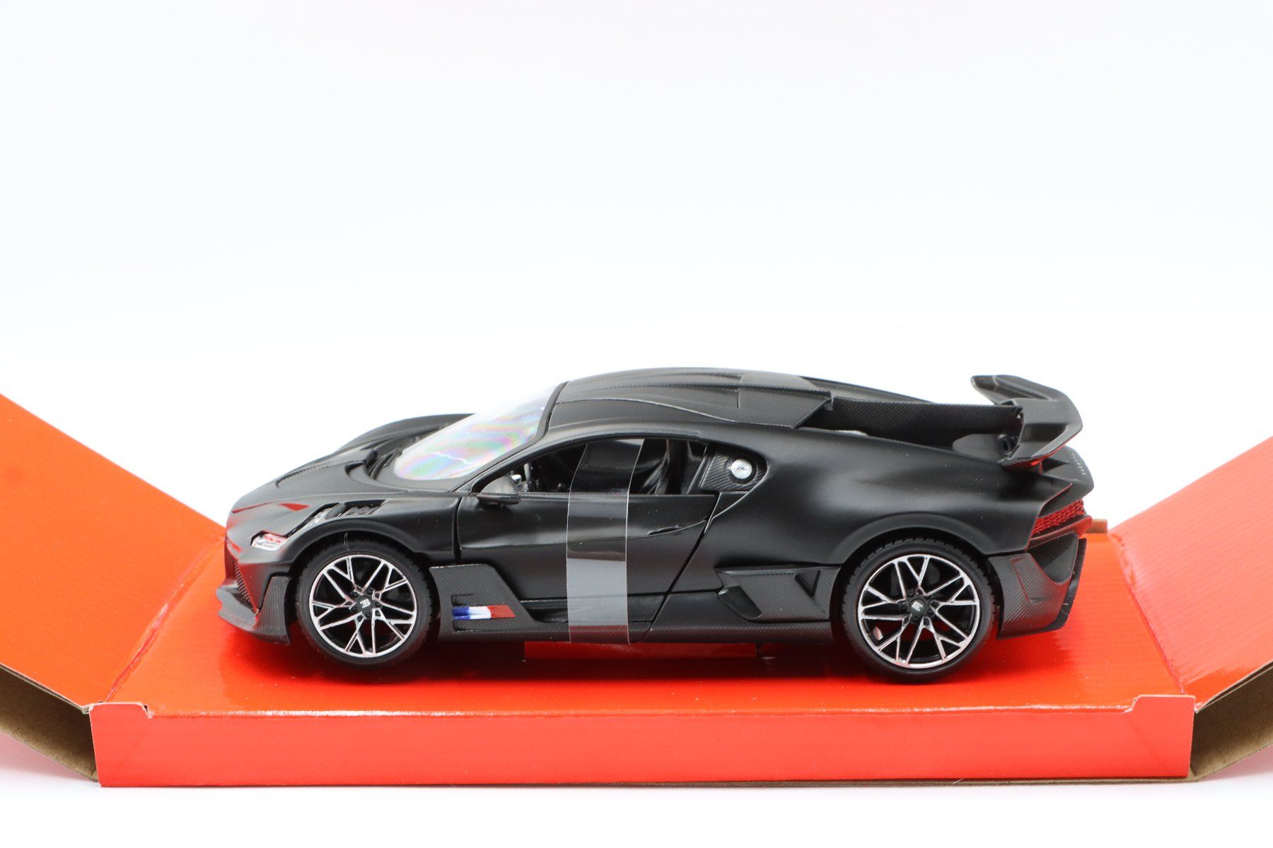 Bugatti Modellini d'auto: Bugatti Divo 2018 1:24 Maisto – Nuovo e nell'imballaggio originale da Bühl b.Aarberg venduto da modelldiecast 4