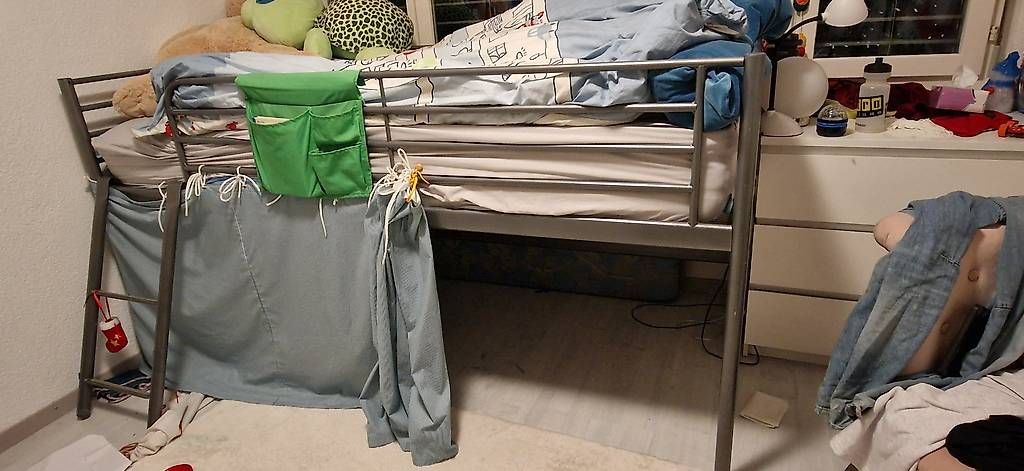 Letti: Stahl Bett - mit Vorhänge – Usato da Bonstetten venduto da RuteC 1