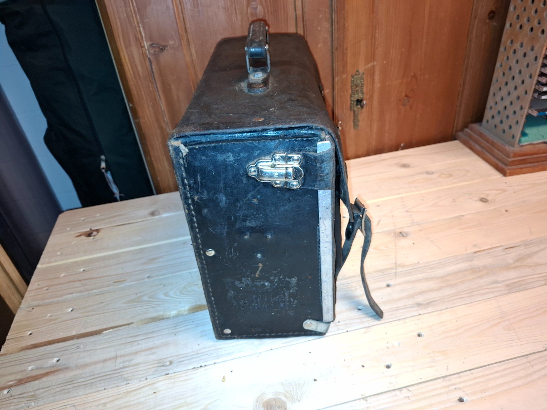 Reisekoffer: Vintage Leder Werkzeugtasche – Gebraucht aus Bilten von Garagenverkauf 1