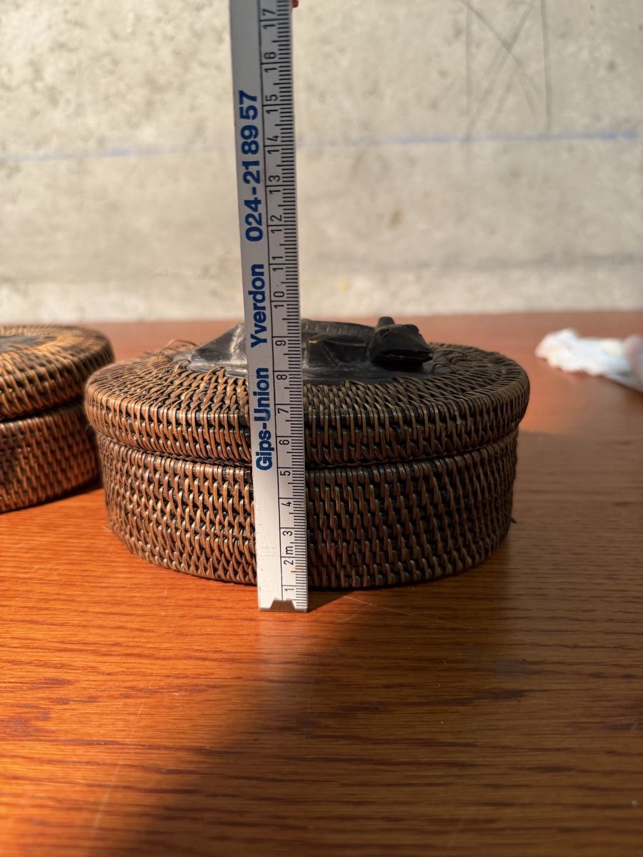 Barattoli: Unique Vintage Wicker Boxes with Carved Stone Details – Usato da Lausanne venduto da vas_mbk2 5