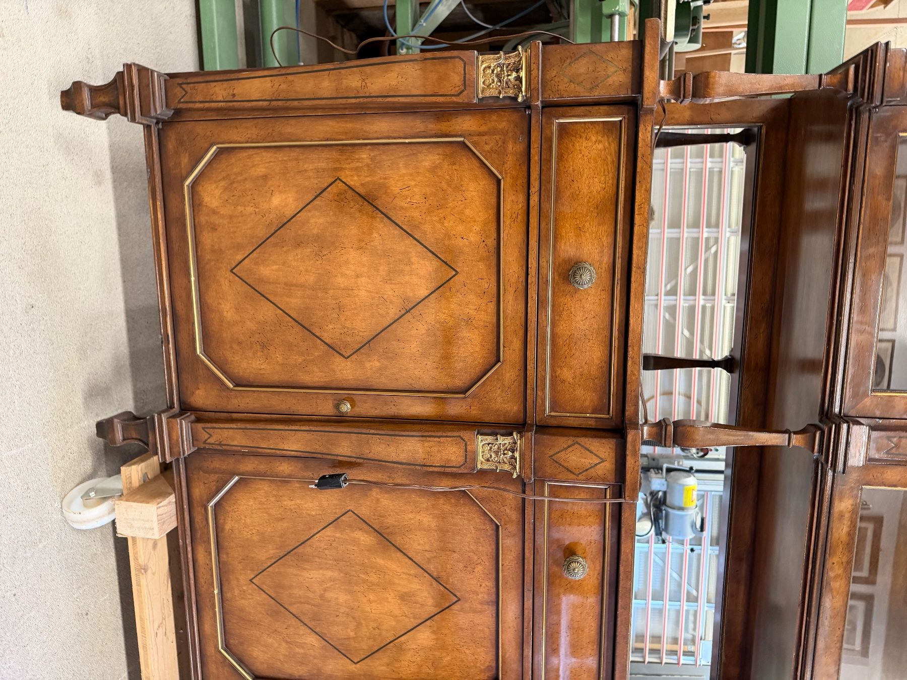 Credenze: Buffet in Nussbaum mit Vitrine Italien – Usato da Brunnen venduto da Stoeffel_ 7