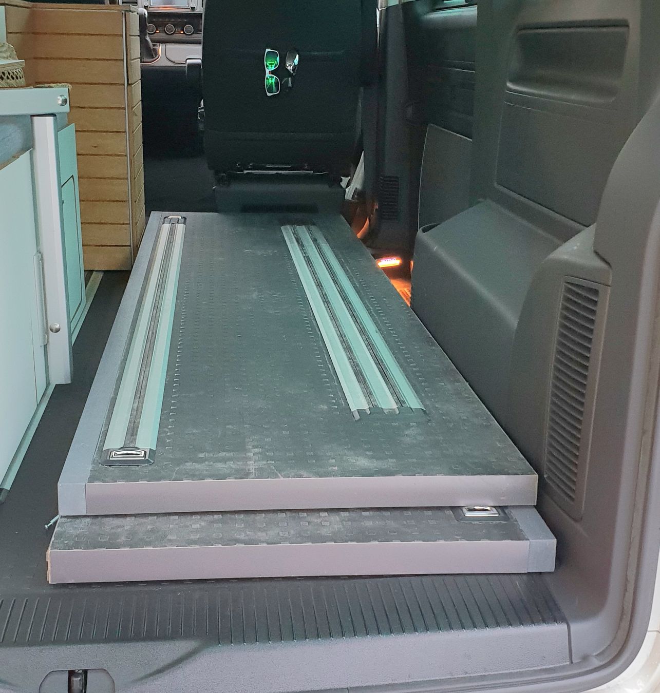 Rivestimenti per pavimenti: Robuste Bodenplatte mit Schienen von VW T6 / T6.1 u Multivan – Usato da Schaffhausen venduto da fbo_5kdj 3