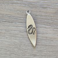 Pendentif planche de surf serpent et lézard