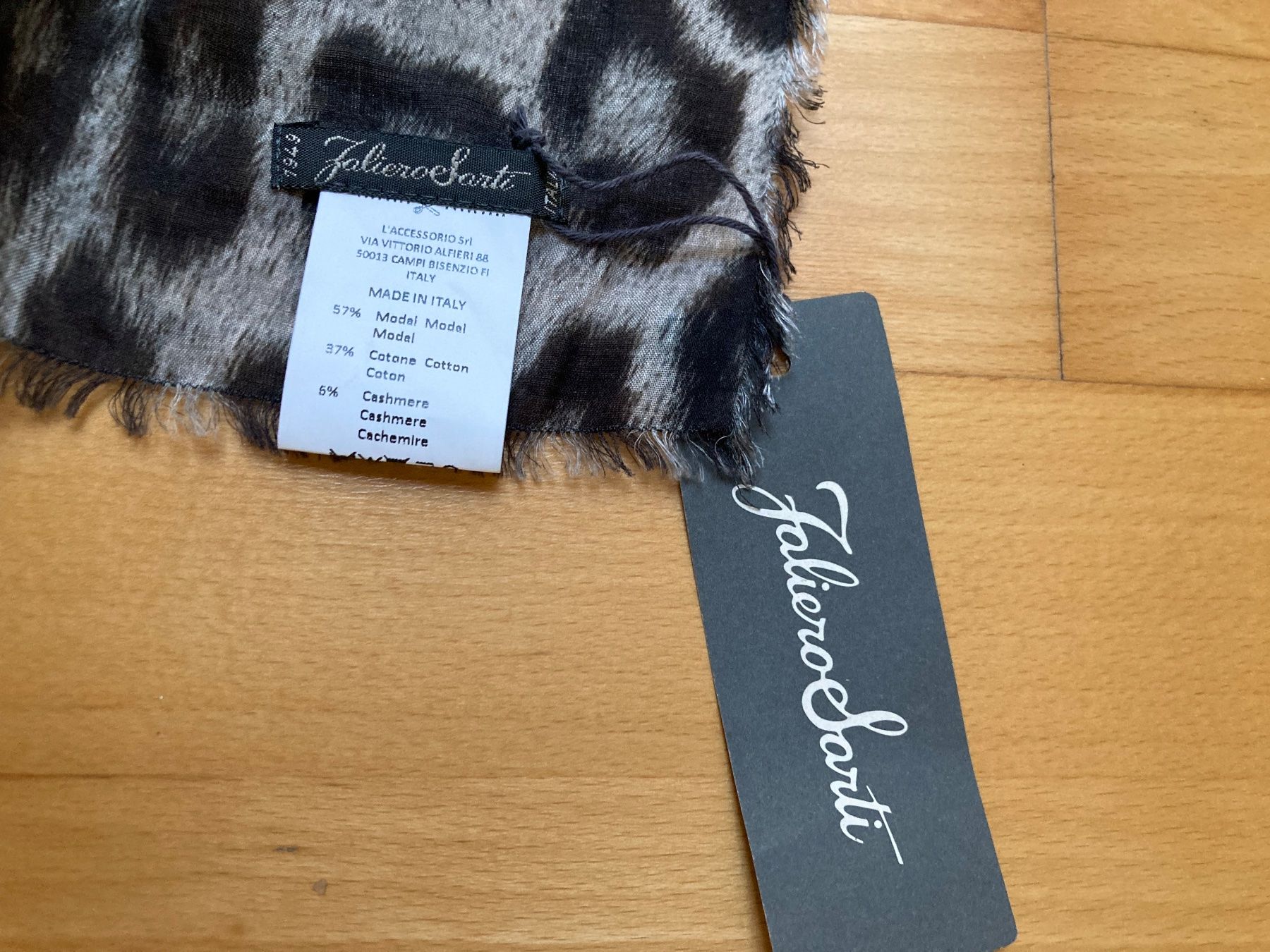 Faliero Sarti Foulard & Sciarpe: Faliero Sarti Schal ***NEU*** – Nuovo e nell'imballaggio originale da Unterägeri venduto da Jutka_04 2