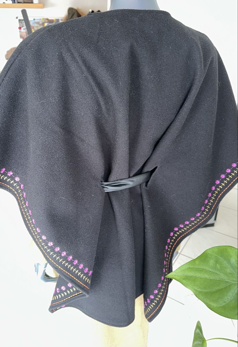 Desigual Sonstige Damenmode: DESIGUAL CAPE 1 SIZE neuwertig – Neu (gemäss Beschreibung) aus Unteraegeri von MH203 6