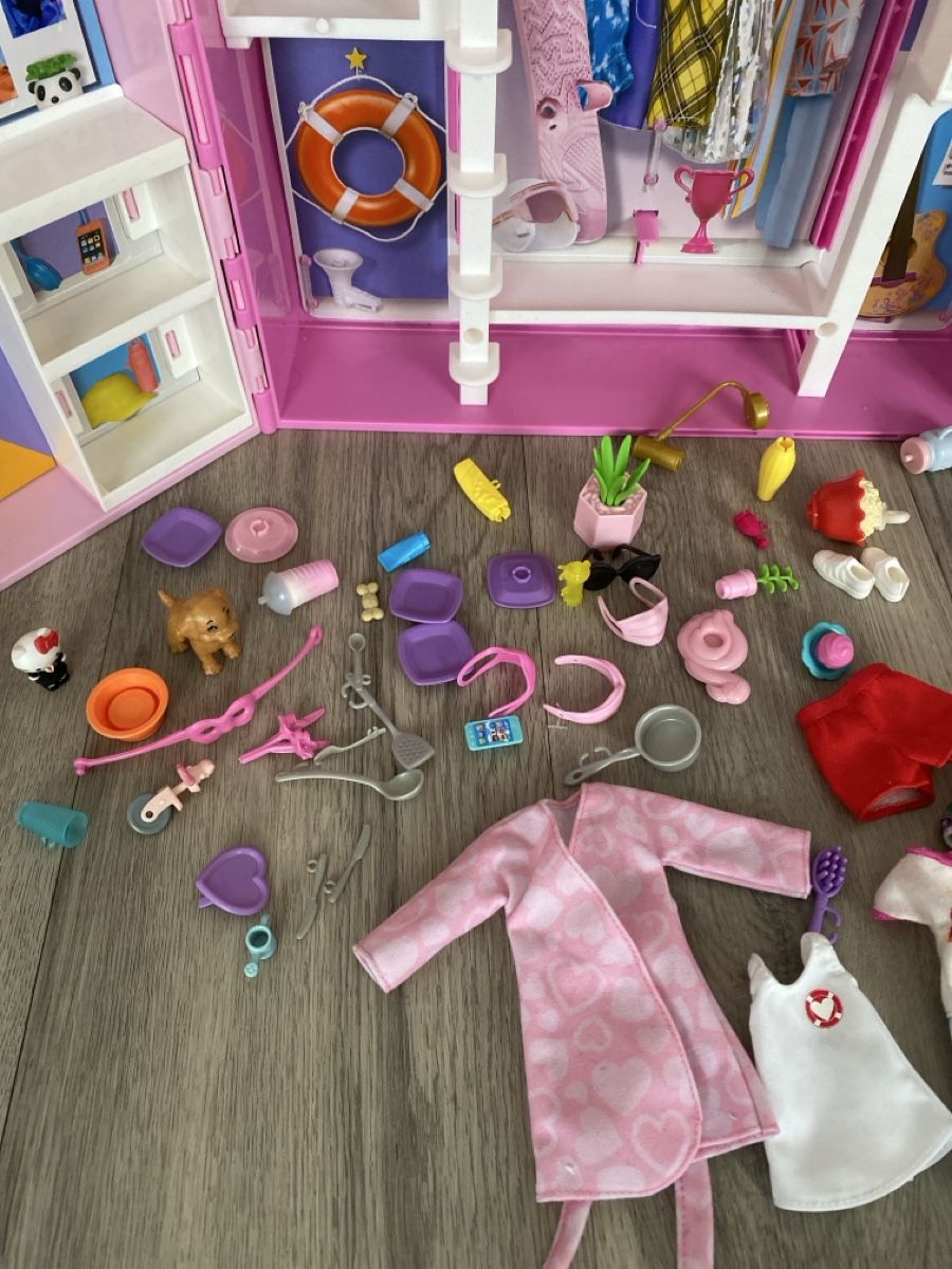 Casette per bambini: Barbie Closet with many accesories – Usato da Schlieren venduto da tug_568r 4