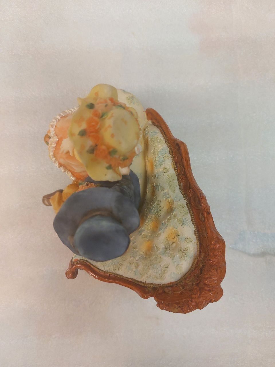 Statuette: Figurine depicting a romantic couple on a small sofa. – Usato da Pambio Noranco venduto da TREBORLOP 4