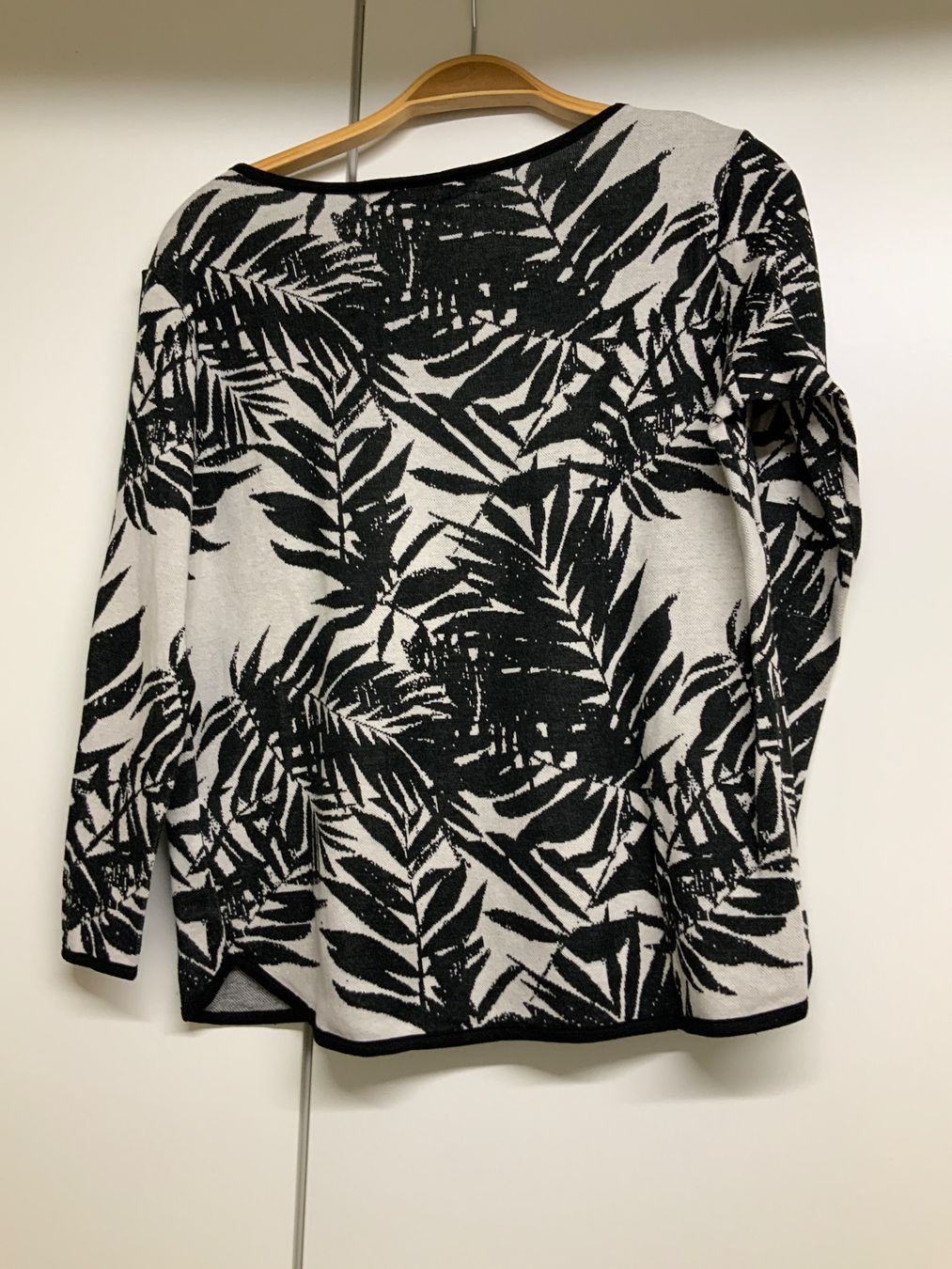 Only Pullover & Sweatshirts: Damen Pullover Only schwarz weiss Blattmuster Grösse M – Gebraucht aus Wallisellen von AS.TZ. 1